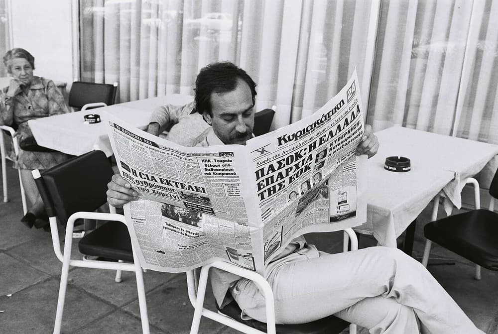 Un homme lit son journal en terrasse de café, Athènes, 1979